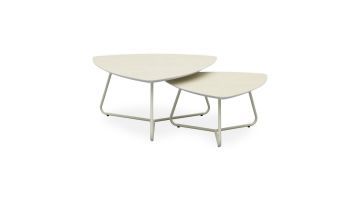 Salontafel Lynn Driehoek set van 2 met lichte HPL bladen en beige metalen onderstel, opgesteld als speelse set tegen een witte achtergrond.