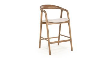 Eleonora barstoel Rayven lichtbruin, schuin van voren met gebogen houten rug en beige zitting op witte achtergrond.