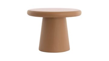 Ronde salontafel Kulona van Light & Living in terra kleur met stevig rond blad en taps toelopende voet, vrijstaand op witte achtergrond.