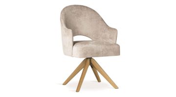 Beige draaibare armstoel Goda met zachte bekleding en houten spinpoot op lichte achtergrond