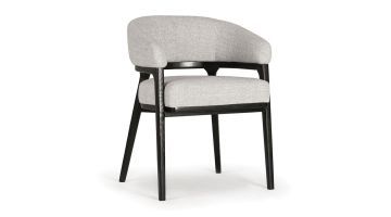 Armstoel Dory schuin van voren met lichtgrijze bekleding en zwart houten frame met afgeronde armleuningen