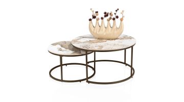 Set van twee ronde Fusion salontafels met Pandorra White keramieken bladen en slank metalen ringonderstel, klein tafeltje deels onder de grote.