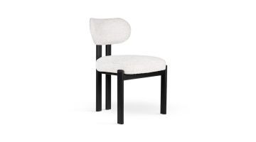 Eetkamerstoel Isola met lichte stoffering en zwart houten frame, schuin van voren gefotografeerd waarbij de ronde zitting en moderne rugleuning goed zichtbaar zijn.