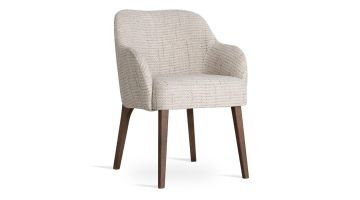 Armstoel met tulpvormige rug in beige stof en houten poten schuin van voren gefotografeerd