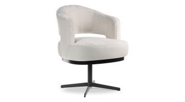 Draaibare eetkamerstoel Haga in lichtgrijze stof met ronde rug en zwart metalen draaivoet, schuin van voren gefotografeerd.