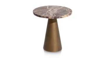 Ronde bijzettafel Zita van COCO maison met rood marmeren blad en goudkleurige kegelvormige voet, frontaal gefotografeerd.