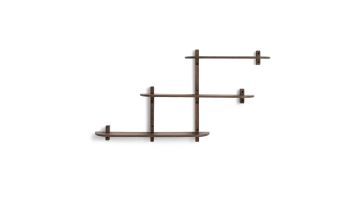 Donkerbruine mangohouten Sonny wandplank met drie niveaus aan een witte muur.