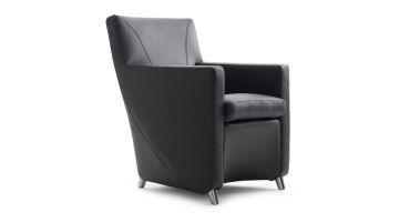 Zwartleren Évidence Dolcinea fauteuil schuin van voren met zicht op de strakke lijnen en metalen pootjes.