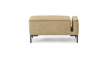 Montèl voetenbank Fresh in mustard met rechte vorm, zachte stoffering en zwart metalen poten, vooraanzicht.