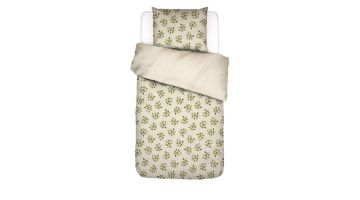 Essenza dekbedovertrek Jolien Vanilla met romantisch takjesdessin in groen op een zachte lichte ondergrond, compleet opgemaakt bed gezien van bovenaf.