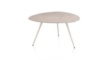 Salontafel Salutina met afgerond blad in light sand en drie crème metalen poten, vrijstaand gefotografeerd tegen een witte achtergrond.