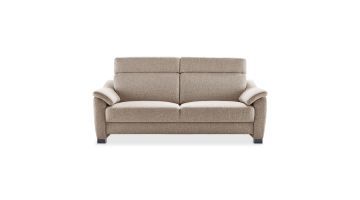 Driezitsbank Mirtho van Profijt Meubel, uitgevoerd in een lichtbruine geweven stof met hoge rugleuning, vaste zit- en rugkussens en blokvormige armleuningen.