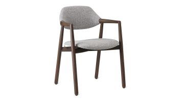 Armstoel Knut met grijze stoffering en donker houten frame schuin van voren