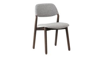 Eetkamerstoel Knut zonder armleuningen met grijze bekleding en donker houten frame schuin van voren