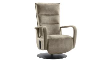 Elektrische sta-op relaxfauteuil Seduto bruin met veloursstof en zwarte schijfvoet, vrijstaand gefotografeerd.