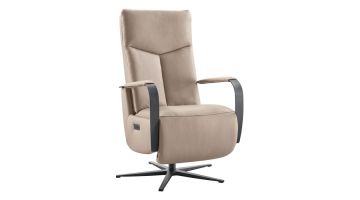 Beige leren relaxfauteuil Seduto met hoge rugleuning, metalen armleuningen en zwarte vijfteens voet, vrijstaand gefotografeerd.