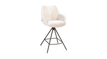 Barstoel Mats crème met zachte stoffen zitting en armleuningen, uitgevoerd met een metalen onderstel in steelbrown en 360 graden draaifunctie.