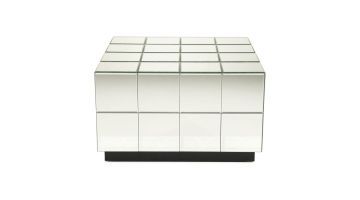 Salontafel Flectron met reflecterende spiegeldelen en strak rasterpatroon, uitgevoerd in glas en hout met zwarte basis op witte achtergrond.