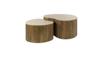 set van twee organische salontafels met travertin-look blad en zandkleurig geribbeld mangohouten onderstel, wit vrijstaand