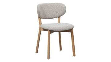 Eetkamerstoel WOOOD Udar naturel met geweven stof en eikenhouten poten, schuin van voren gefotografeerd op witte achtergrond.