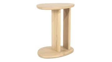 Naturelkleurige bijzettafel Lori met organisch blad, ovale voet en twee houten staanders, gefotografeerd schuin van voren.