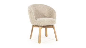 Taupe eetkamerstoel Livia met ronde kuipzitting en houten poten, schuin van voren gefotografeerd.