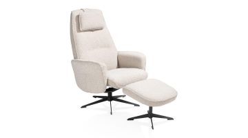 Beige relaxfauteuil met poef in zachte stof en zwarte draaipoot op witte achtergrond