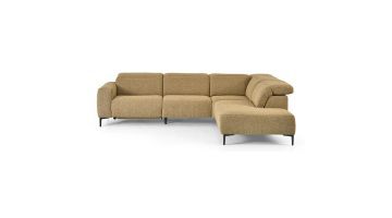 Hoekbank Montèl Movano in Oker Curry met chaise longue rechts, slanke zwarte poten en zachte Lodge-stof.