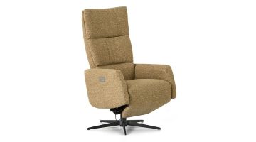 Montèl Gamma relaxfauteuil mustard schuin van voren met zwarte draaivoet