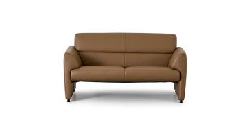 montèl mondi 2-zitsbank in bruin leer met brede armleuningen en zwarte pootjes, vooraanzicht