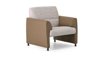 Montèl Fauteuil Mondi met combi-stoffering van beige Discovery-stof en bruin Havanna-leer, schuin van voren gefotografeerd.