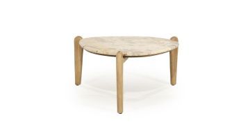 Salontafel Marnish met gepolijst marmeren blad en naturel gelakte mangohouten poten, gefotografeerd van voren op een witte achtergrond.