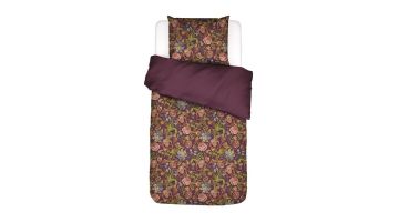 Essenza Rosanella dekbedovertrek Mauve Wine, eenpersoons opgemaakt bed met rijke bloemenprint en effen mauve omslag, warm en klassiek geheel.