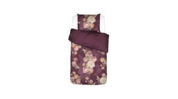 Essenza Orianna dekbedovertrek met bloemenprint in mauve wijnkleur, met rozen en anjers uit het Rijksmuseum, gefotografeerd op een strak witte achtergrond.