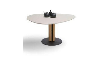 Bree’s New World eettafel Steely met organisch licht tafelblad en centrale houten zuil op ronde metalen voet