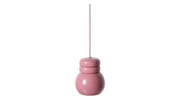 Roze HKLIVING Bulb hanglamp met glanzende kap en rond ontwerp, los hangend aan een bijpassend roze snoer tegen een witte achtergrond.