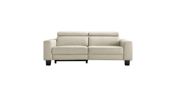 Beige 3-zitsbank met verstelbare hoofdsteunen en zwarte houten poten recht van voren