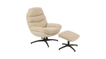 Beige J-Line relaxfauteuil met bijpassende hocker en zwart onderstel op witte achtergrond