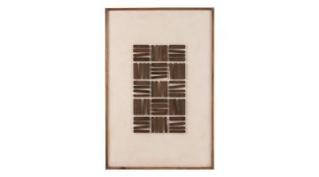 Wanddecoratie van dennenhout met houten latjes in reliëf op een lichte achtergrond in een naturel houten frame.