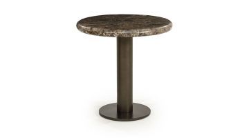 Eleonora bijzettafel Luigi met rond Emperador marmeren blad en donker ijzeren onderstel, vrijstaand op witte achtergrond