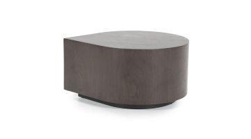 Eleonora bijzettafel Jules in walnoot fineer met druppelvormig blad op witte achtergrond