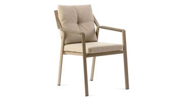 Tuinstoel Zamora clay schuin van voren met aluminium frame, rope armleuningen en licht beige kussens