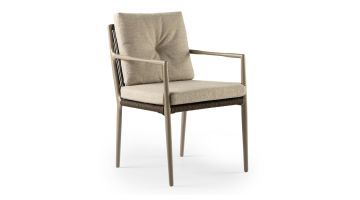 Callisto Outdoor tuinstoel Mallorca schuin gefotografeerd met claykleurig aluminium frame, rope zitting en beige Olefin kussens op witte achtergrond