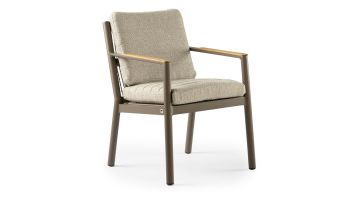 Callisto Outdoor tuinstoel Farli met taupe aluminium frame, beige kussens en teakhouten armleggers