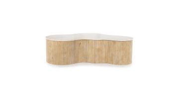 Eleonora salontafel Kira Large met organische vorm, mangohouten onderstel en licht marmeren blad vrijstaand gefotografeerd