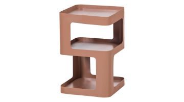 zalmroze metalen bijzettafel Riv met open vakken en afgeronde vormen, vrijstaand gefotografeerd