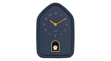 Donkerblauwe Karlsson wandklok met gele wijzers en hondje in nis vooraanzicht