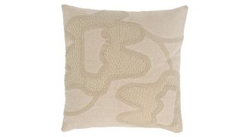 Off white sierkussen met abstract handgeborduurd bloemmotief op witte achtergrond