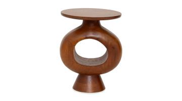 Handgemaakte bijzettafel van mangohout met golden oak finish en organische ronde vorm