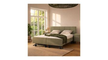 Elba Castello hoog-laag bed in groene stof met luxe achterwand en boxspringlook in stijlvolle slaapkamer